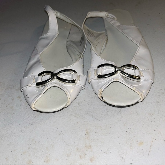 Elegant White Slingback Sandals - Picture 2 of 3